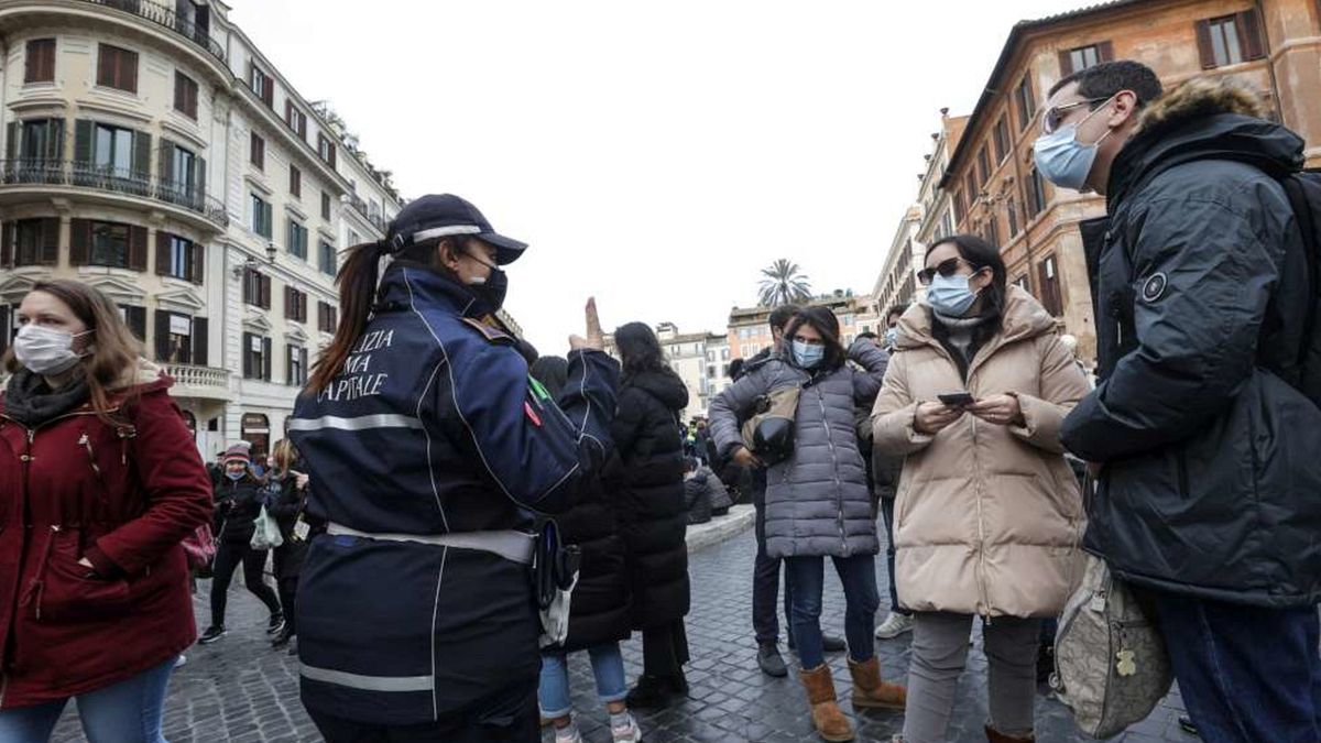 Folla a Roma, agenti nelle strade per controlli e multe © Ansa