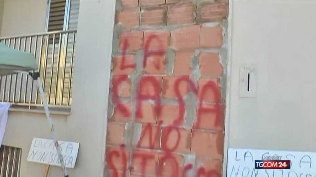 Ragusa, murati in casa per evitare sfratto 