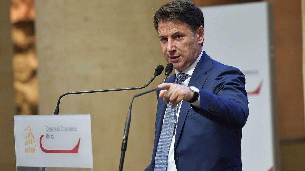 Tra i politici contrari alla misura c'è il presidente dei 5Stelle Giuseppe Conte, che a "La Piazza" ha ricordato di aver "sempre ritenuto che fosse giusto invocare la libertà e la responsabilità dei cittadini" © IPA