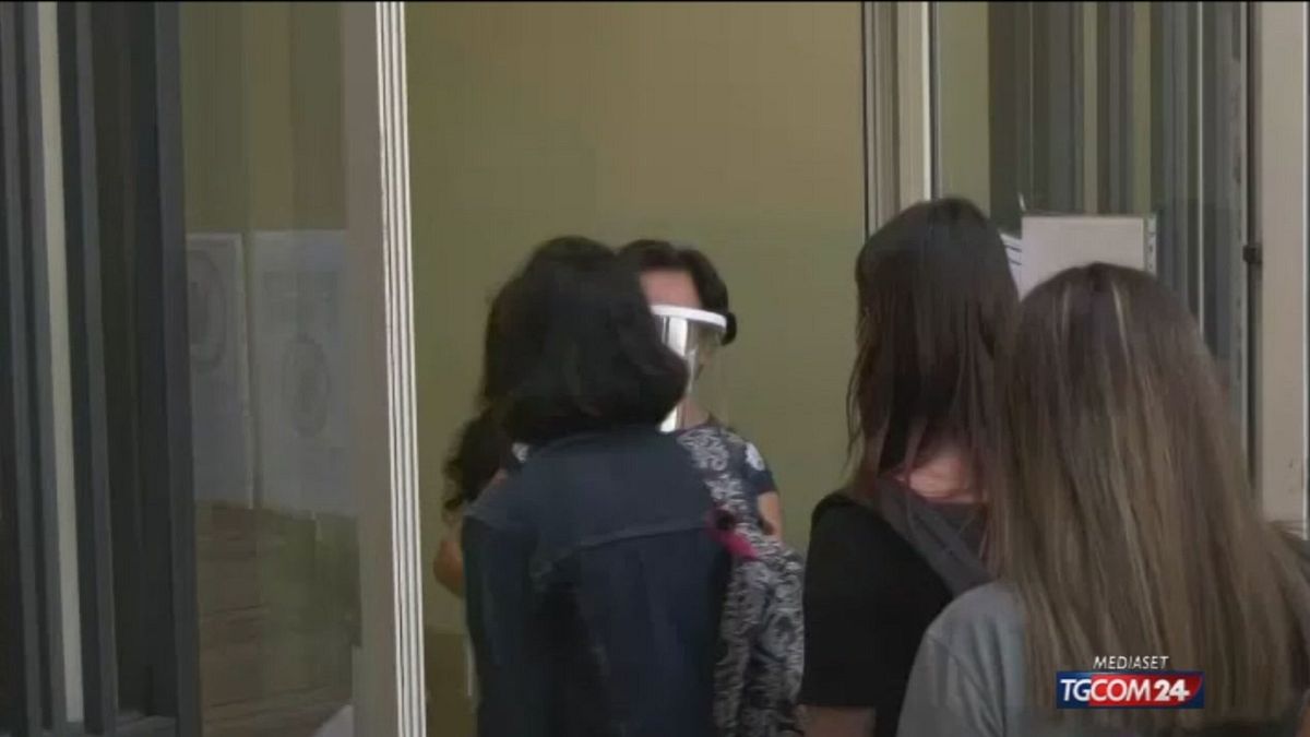 Scuola, richiesti "due tamponi negativi" per rientrare in classe 