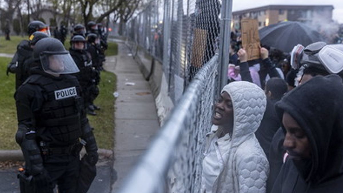 Proteste in strada per l'uccisione dell'afroamericano Daunte Wright, nonostante il coprifuoco  © Afp