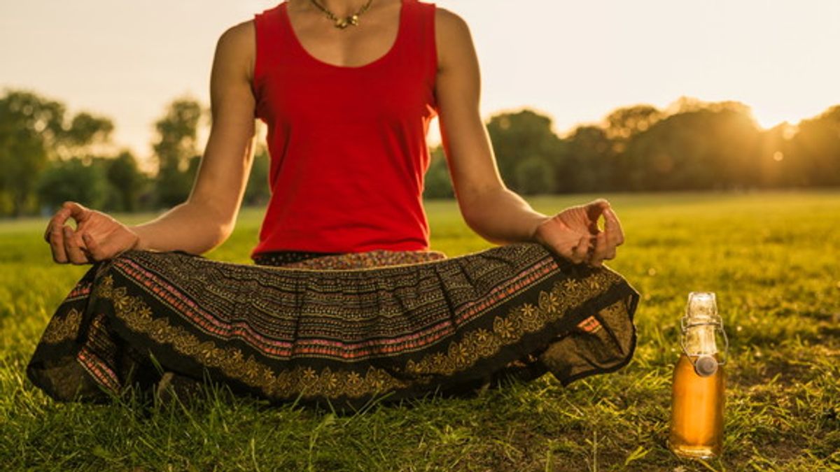  Beer-Yoga: tra un asana e l'altro si sorseggia una birra per meditare meglio © Istockphoto