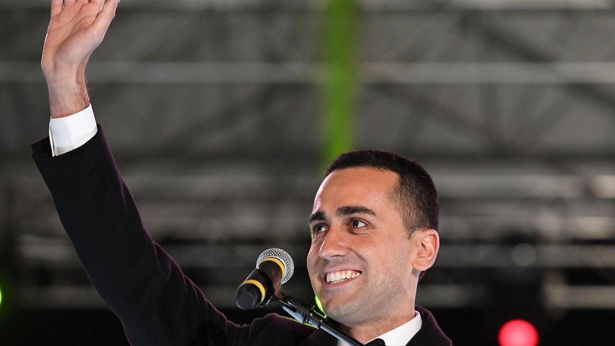 Luigi Di Maio trionfa nella sula Pomigliano D'Arco © ansa