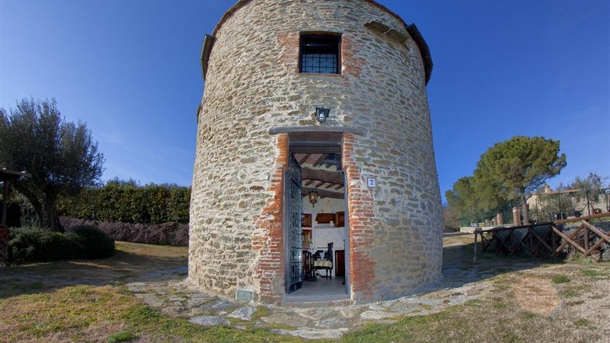 La torre etrusca sul Lago Trasimeno.  © Ufficio stampa