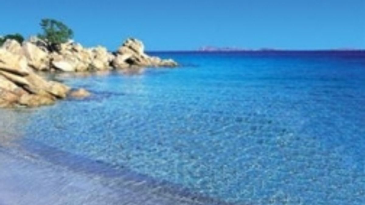 Sardegna, la spiaggia di Capriccioli, in Sardegna, dal film La Spia che mi amava.  © Dal Web