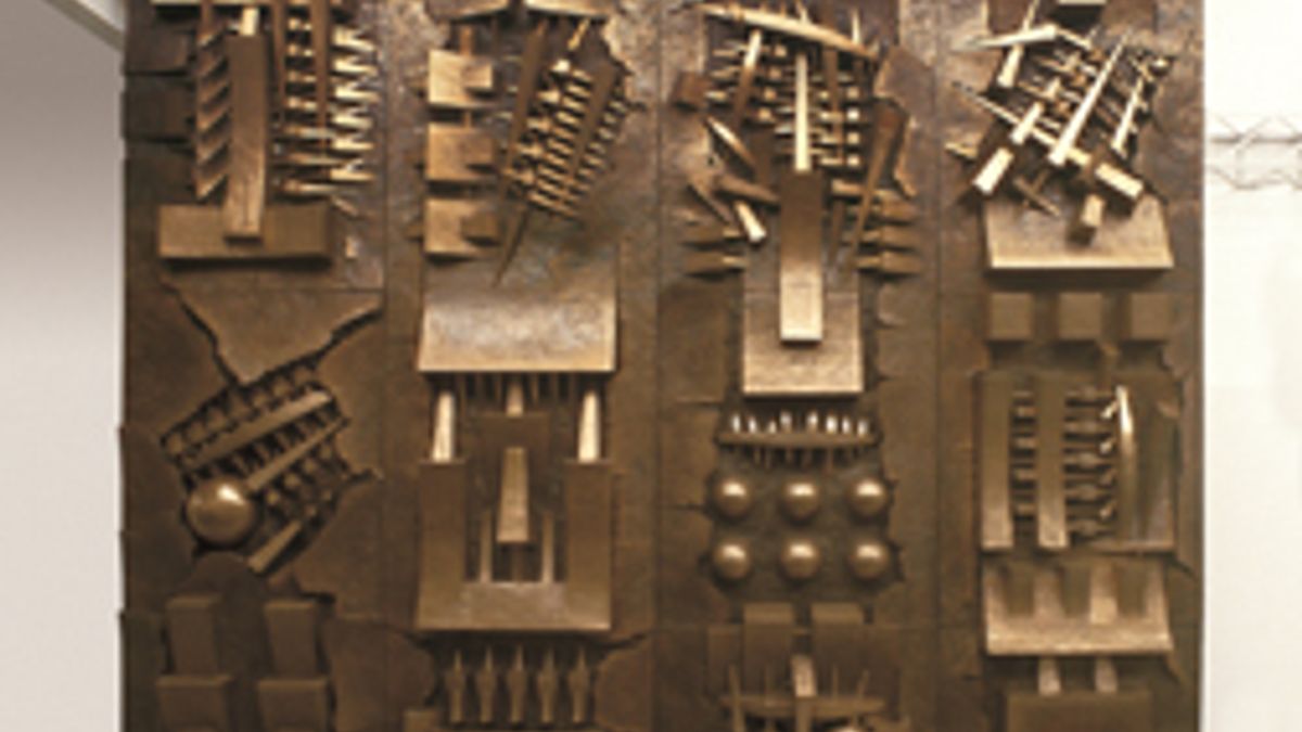 Arnaldo Pomodoro, Grande Portale, 1988-2008, bronzo 11,80 x 9,40 x 0,6 m, da Oedipus Rex di Igor Stravinskij. (foto Carlo Orsi)  © Ufficio stampa