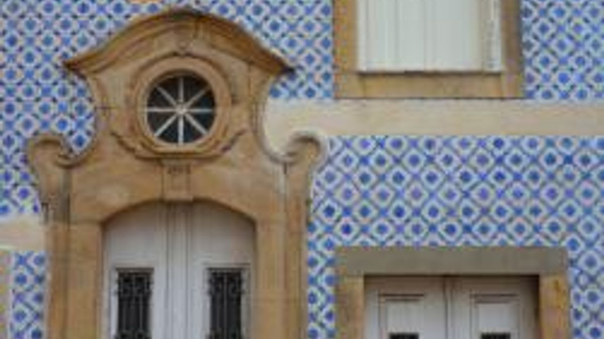 Tutte le facciate delle case di Ovar sono ricoperte da azulejos.  © Tgcom24