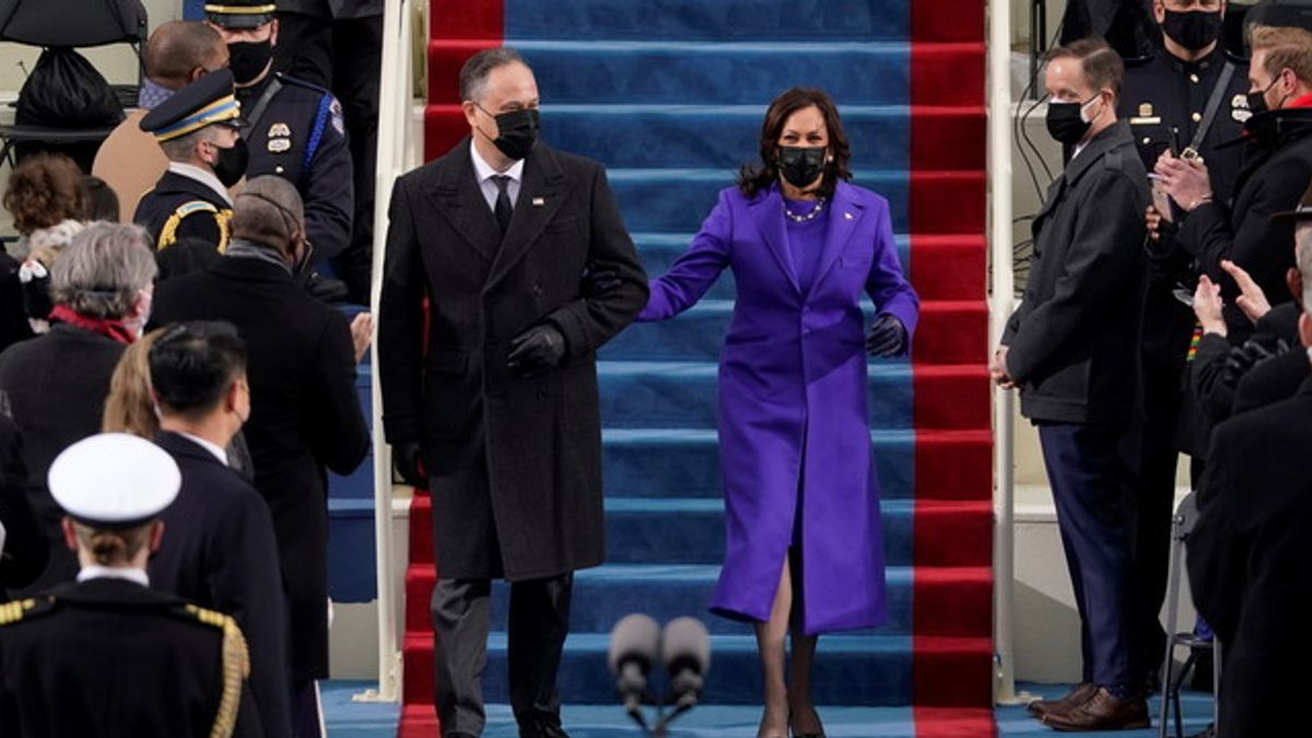 La vicepresidente Usa Kamala Harris con il marito, Doug Emhoff  © Afp
