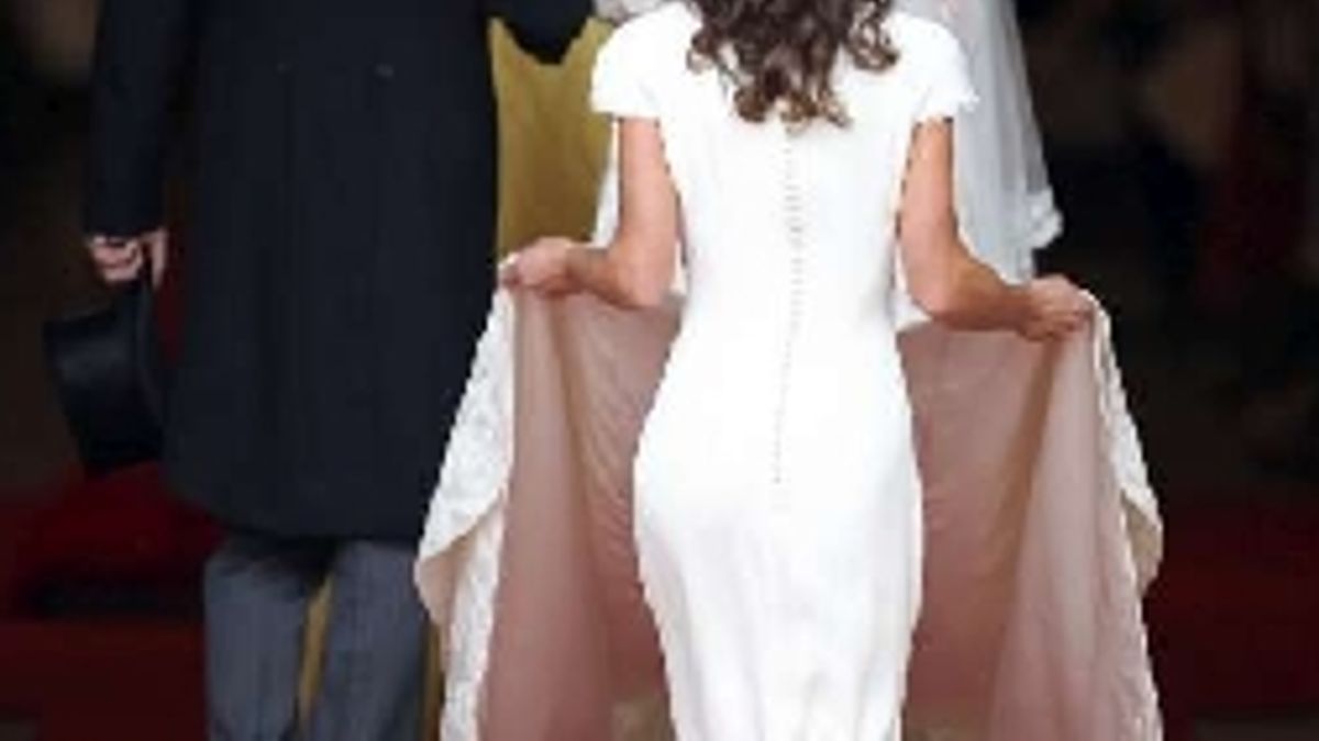 Il lato B di Pippa dà scandalo Rimosso dall'insegna di un pub - Tgcom24