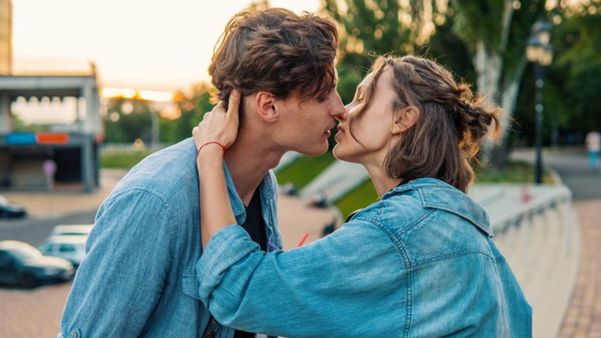 Il bacio è il gesto più immediato e irrinunciabile per esprimere amore. Se manca, una relazione può anche non iniziare affatto.  © Istockphoto