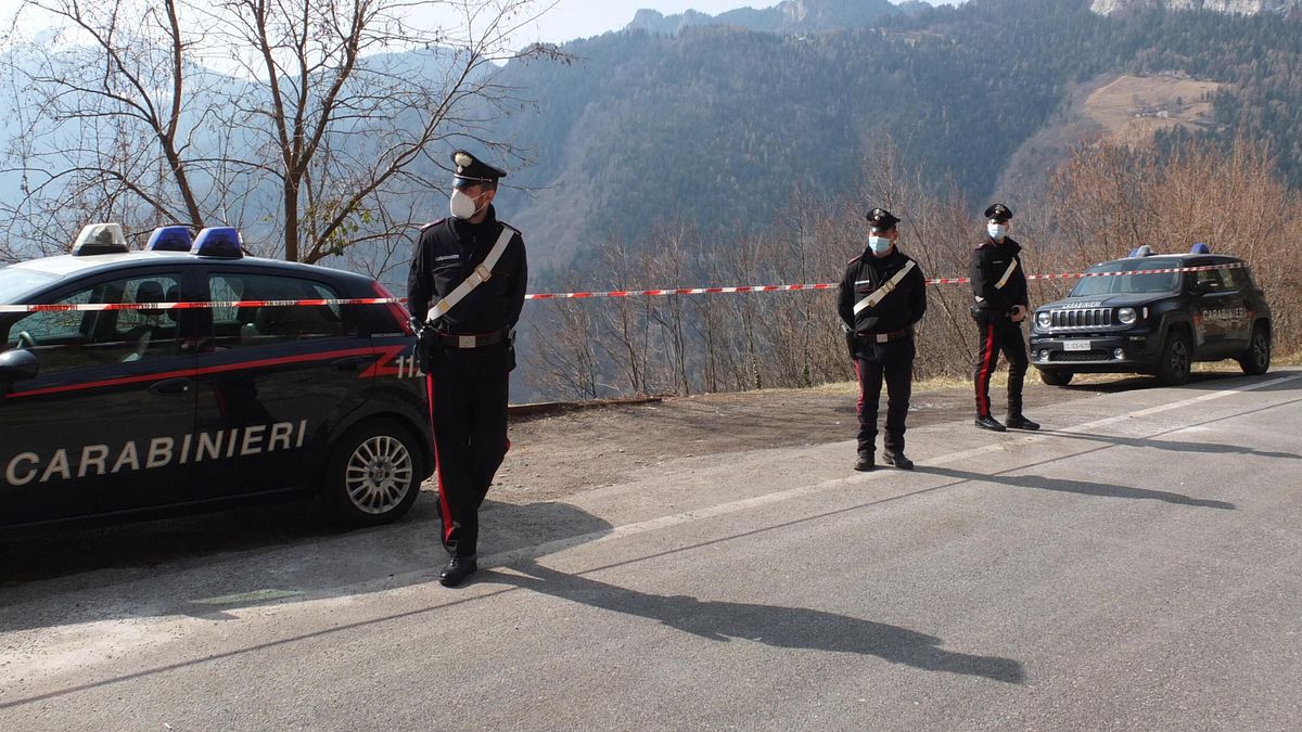 I carabinieri sul luogo dove è stato rinvenuto il cadavere di una donna  a Borno (Brescia) © Ansa