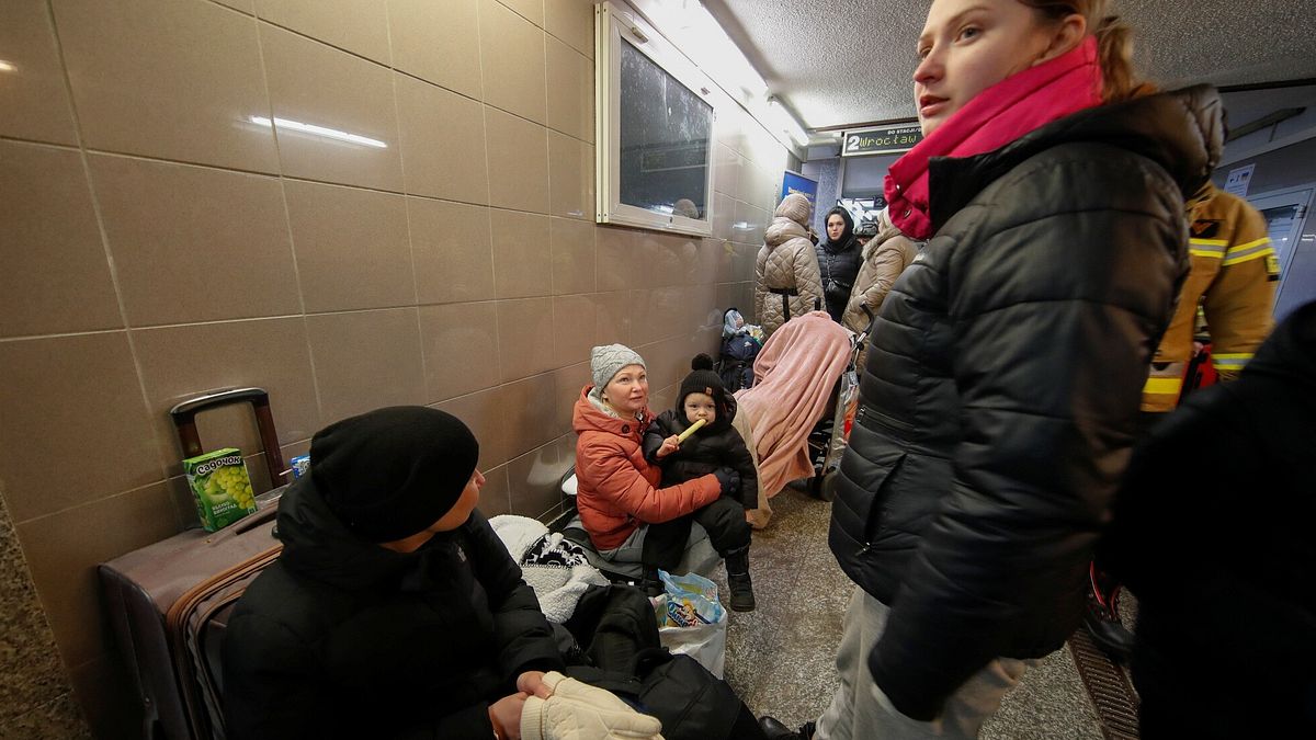 Civili dall'Ucraina partono dalla stazione ferroviaria di Przemysl in Polonia © IPA