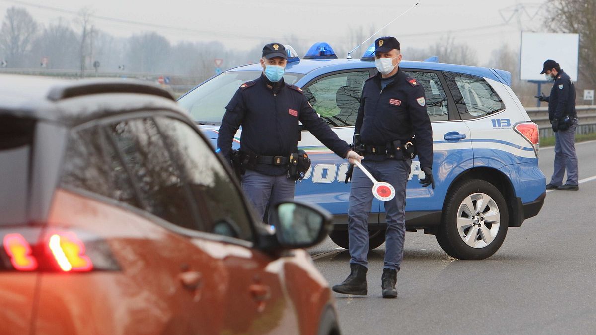 Il 23 febbraio scatta la "zona rossa" con la disposizione di blocchi stradali agli ingressi dei dieci comuni del Lodigiano colpiti dall'epidemia, così come previsto dal governo per il contenimento del contagio.  © Ansa