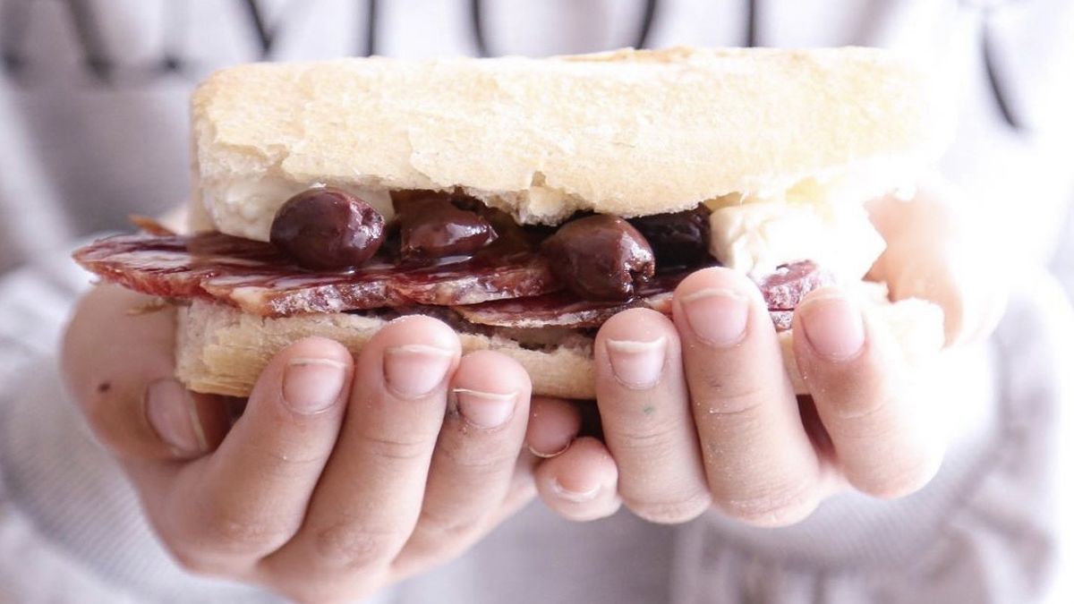  Panino: in mano sembra un gesto di offerta e condivisione © Ufficio stampa