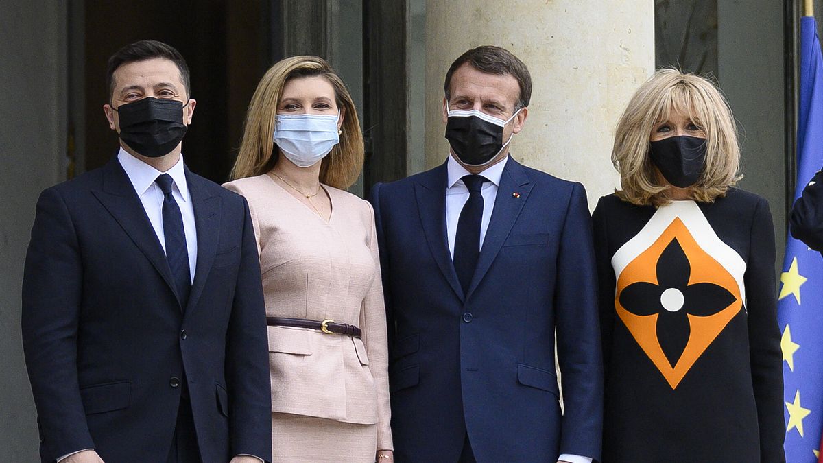 Olena Zelenska e il marito, il presidente ucraino Vlodomyr Zelensky, in visita ufficiale in Francia, con il presidente francese Emmanuel Macron e la première dame Brigitte Macron © IPA