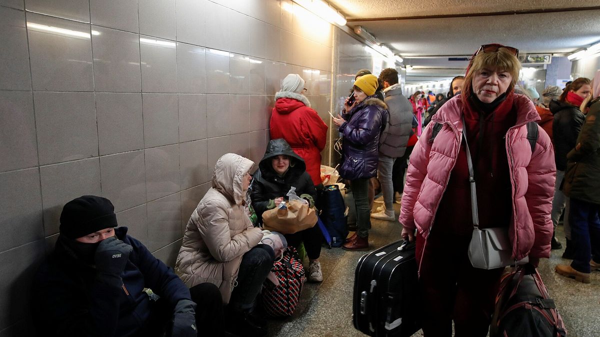 Civili dall'Ucraina partono dalla stazione ferroviaria di Przemysl in Polonia © IPA