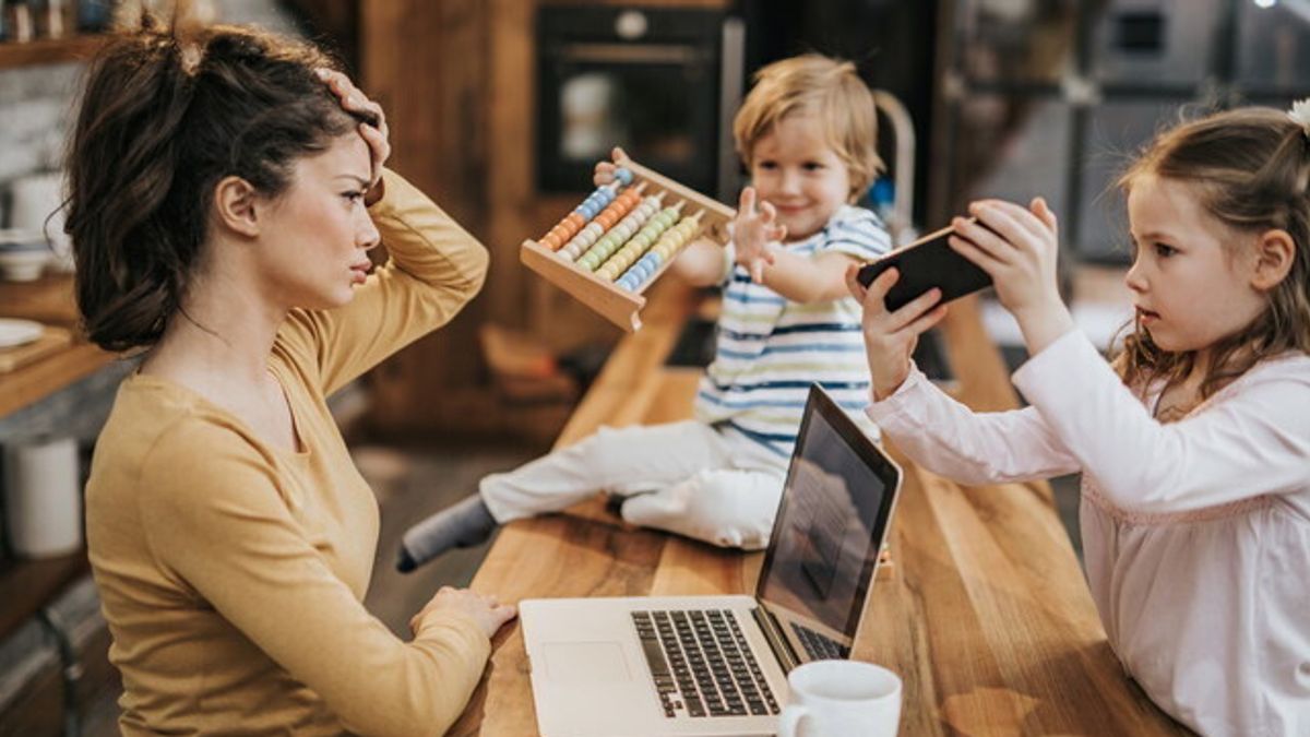 La mamma deve essere lasciata tranquilla al lavoro, per due pomodori, poi giocherà con i bambini per dieci minuti © Istockphoto