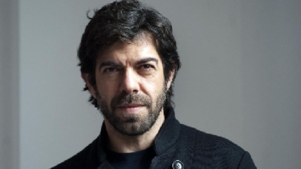 
      Pierfrancesco Favino, in versione con barba e baffi.<br />
    © dal-web