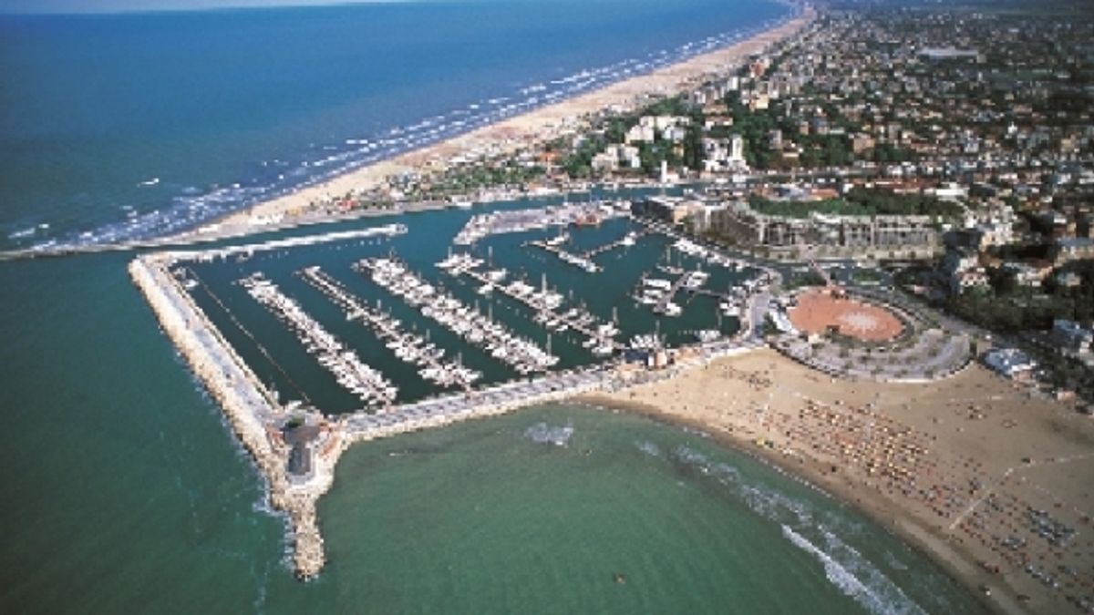 
      Rimini, la darsena
    © ente-del-turismo