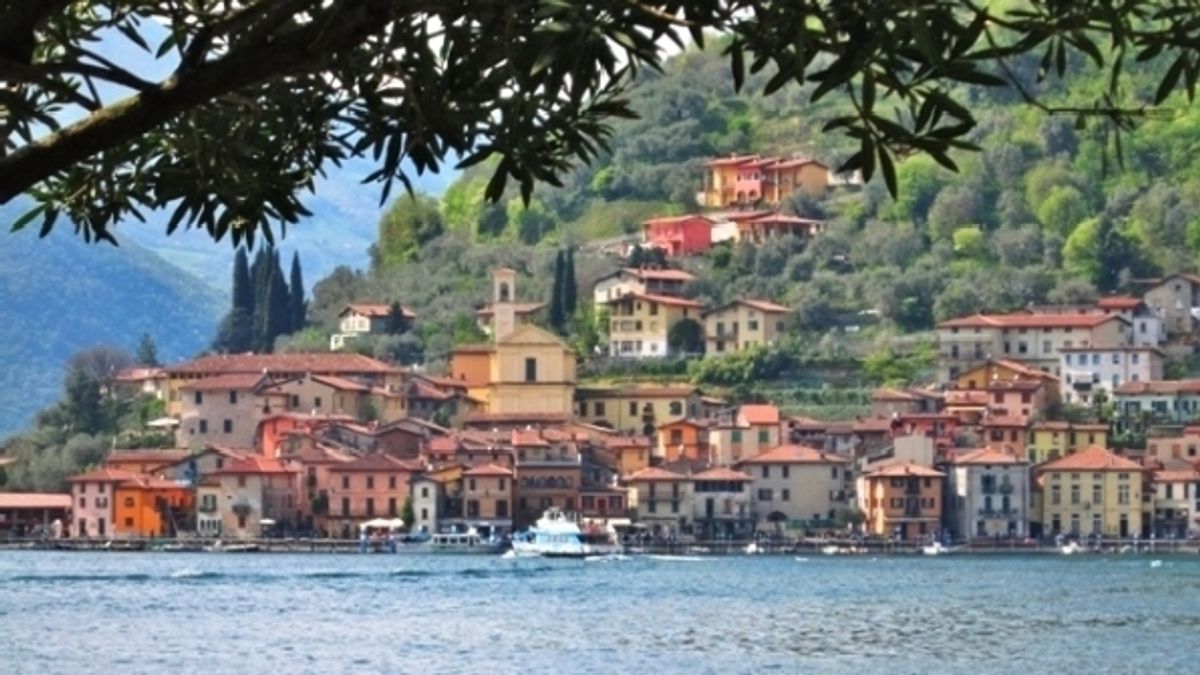 
      L'arrivo dal lago a Peschiera Maraglio. 
    © tgcom24