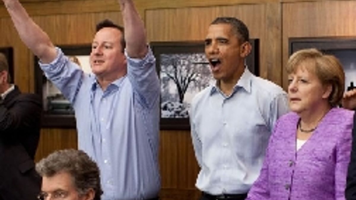 Il primo ministro inglese David Cameron esulta al fianco di una impietrita Angela Merkel, cancelliere tedesco, durante la finale di Champions League 2012 che ha vito il Chelsea sconfiggere il Bayern Monaco. Tra loro il presidente statunitense Barack Obama. ©  Afp