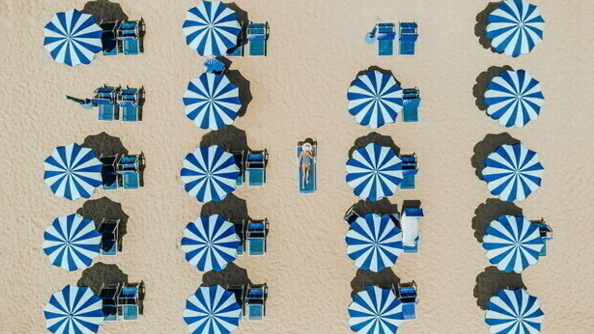 Rimini, Italia: la spiaggia attrezzata e le geometrie degli ombrelloni  © Istockphoto
