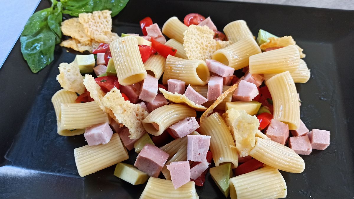 Pasta fredda alla mortadella e croccante di Parmigiano Patrizia Rimoldi 5 agosto 2022 © Ufficio stampa