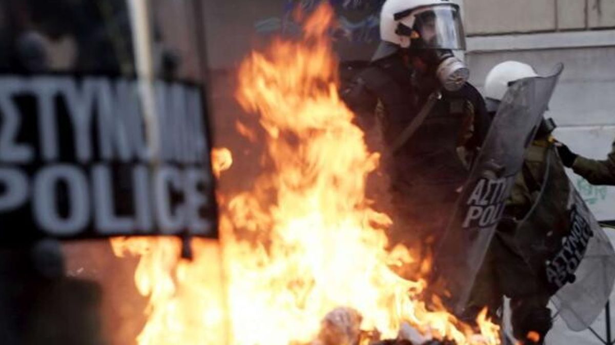 20 ottobre. Grecia, violentissimi scontri fra la polizia e manifestanti nella capitale greca Atene durante la 48 ore di sciopero generale indetta dai sindacati contro le misure id austerity volute dal governo per rispondere alla crisi e restare in Europa. © Getty
