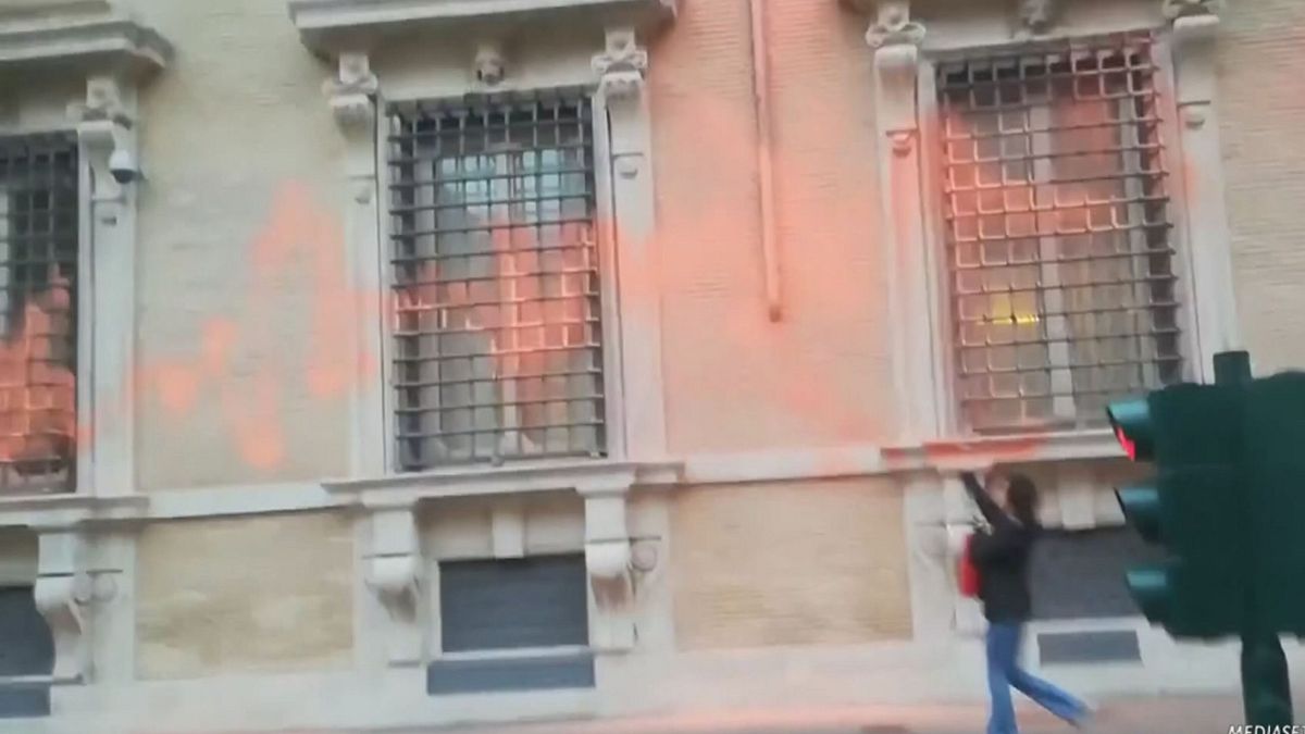 18.00 VANDALI AL SENATO POLITICO SRV © Da video