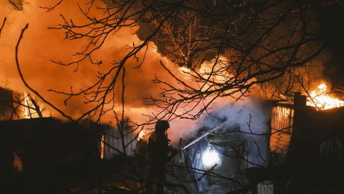 Il villaggio di Ivanivka, vicino a Bakhmut, in fiamme dopo un bombardamento russo © Ansa