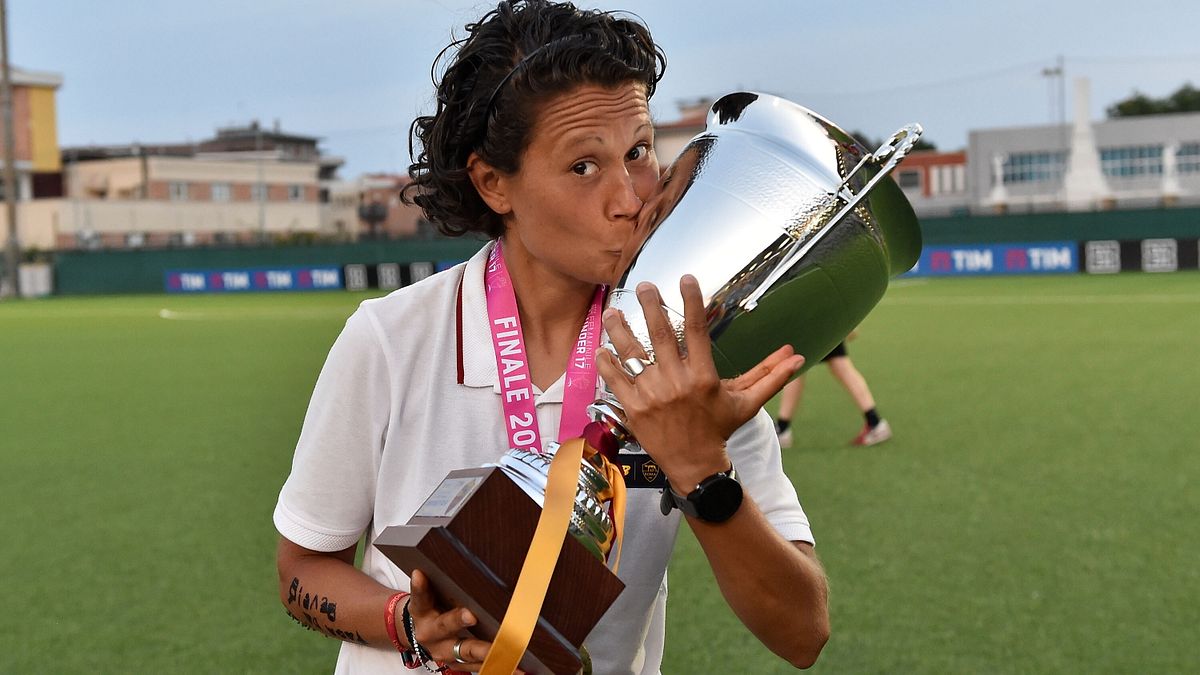 Priscilla Del Prete head coach of AS Roma celebrates the victory after the Women U17 Final match between AS Roma and AC Milan at Stadio Goffredo Bianchelli © Getty Images