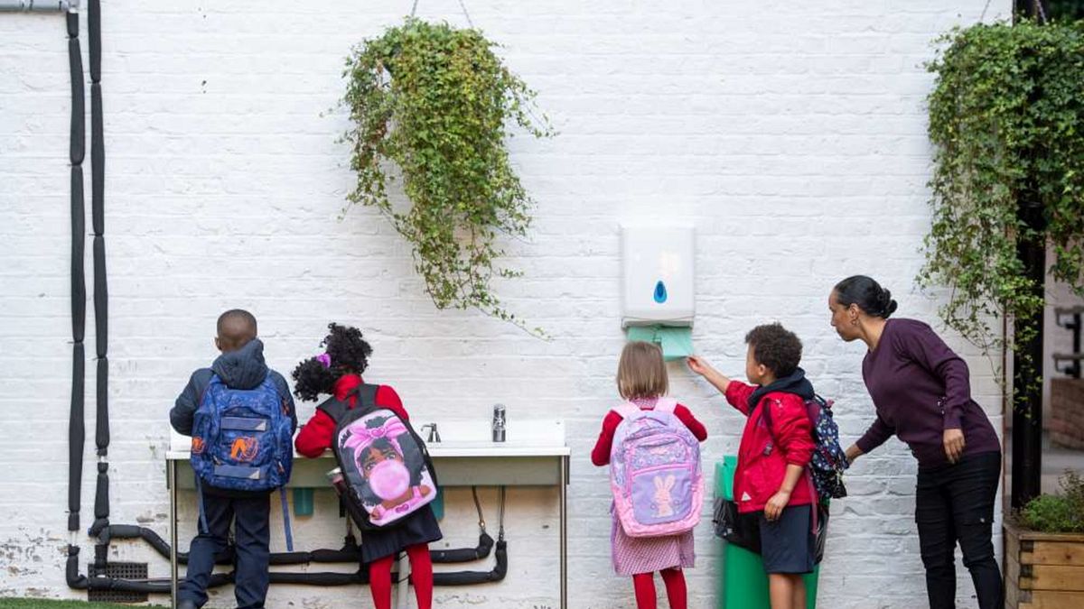  A Londra studenti in fila dalle prime ore della mattina per ingressi scaglionati nelle scuole  © IPA