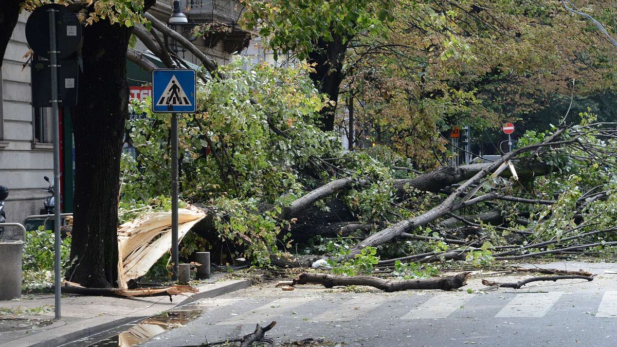 Il maltempo devasta anche zona Cadorna  © IPA