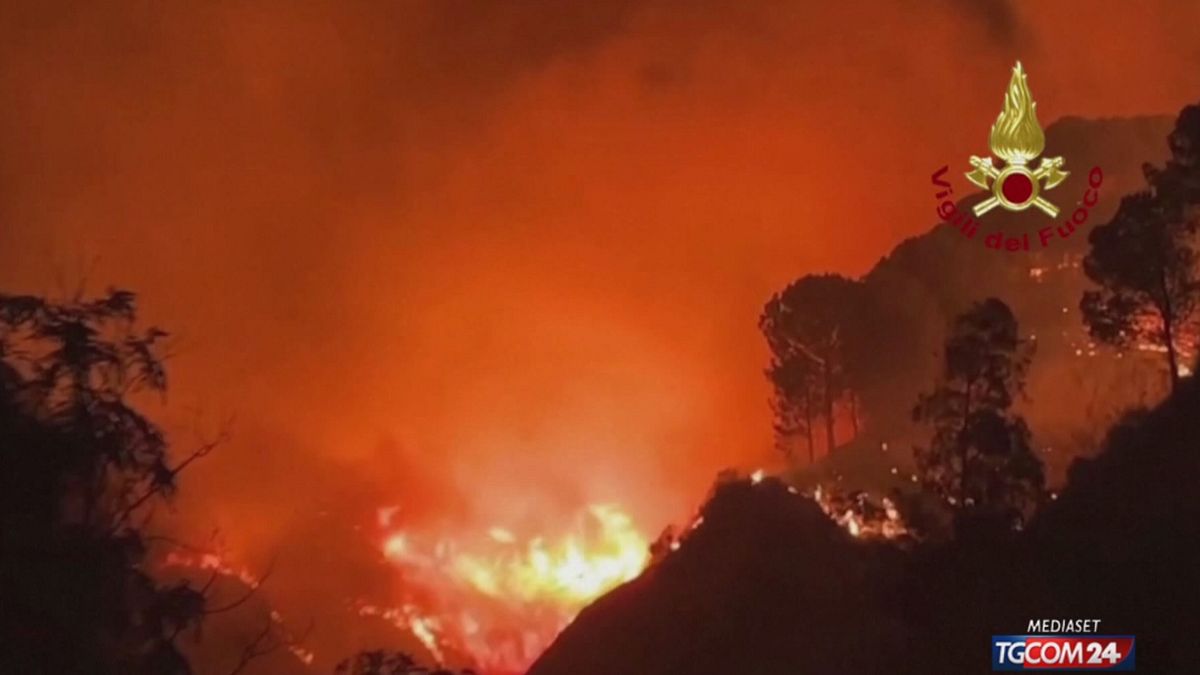 Vigili del fuoco sfiniti, la foto simbolo dell'emergenza incendi © Da video