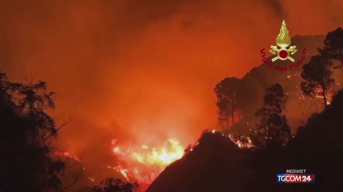 Vigili del fuoco sfiniti, la foto simbolo dell'emergenza incendi © Da video