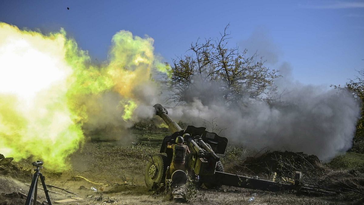 Un soldato armeno spara artiglieria in prima linea il 25 ottobre 2020, durante i combattimenti in corso tra le forze armene e azere sulla regione separatista del Nagorno-Karabakh  © Dal Web