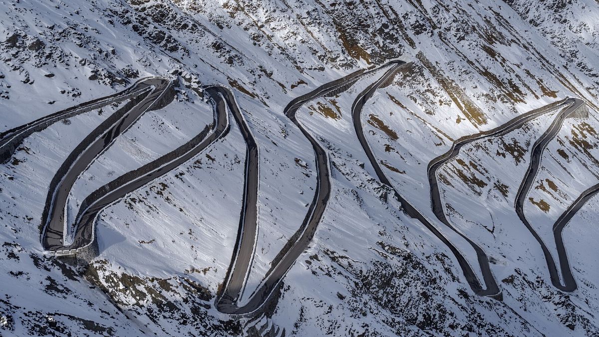 Parte della strada del passo dello Stelvio, Alto Adige, Italia © Istockphoto