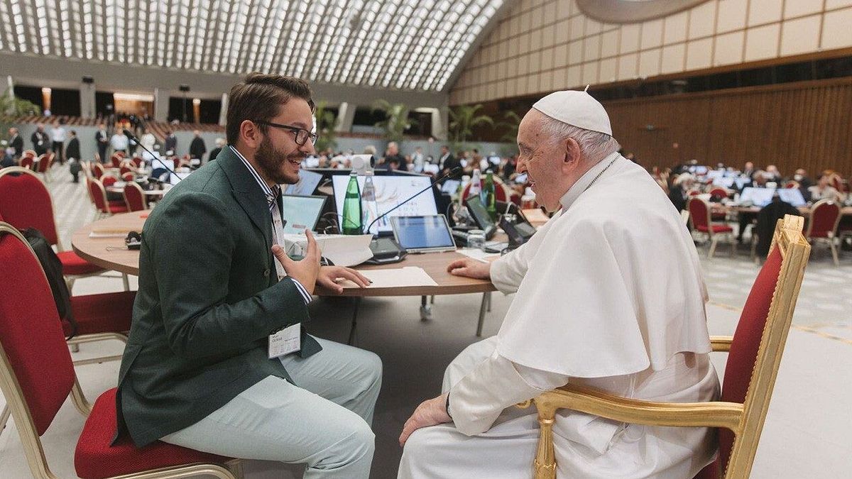  Wyatt Olivas saluta il Papa che gli firma la "giustificazione"  © Maria Langarica 