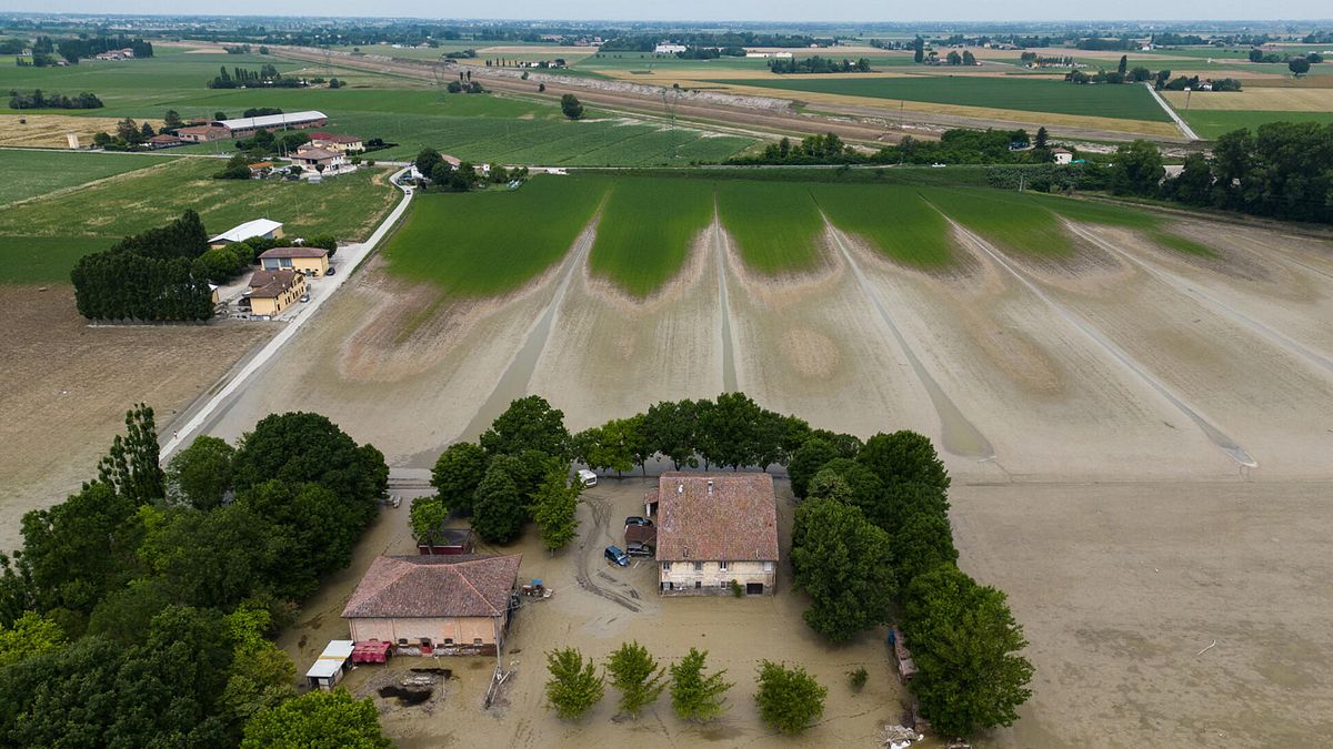 Combo di una veduta aerea di Selva Malvezzi con l'acqua stagnante di 10 giorni il 26 maggio 2023 (in basso) e la stessa zona come appare oggi con l'acqua che è diventata fango © Ansa