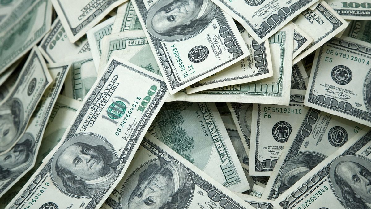 Money Pile $100 dollar bills © Dal Web