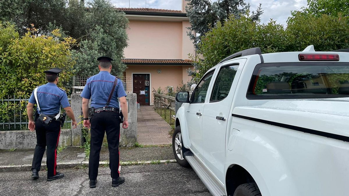 La perquisizione della casa di Franco Battaggia a giugno dopo il ritrovamento del cadavere della sua domestica Anica Panfile © Ansa