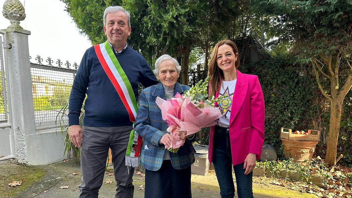 Il vicesindaco di Vigarano Mainarda Mauro Zanella e l'assessore Daniela Piru Patroncini con Giuseppina Molinari © Facebook