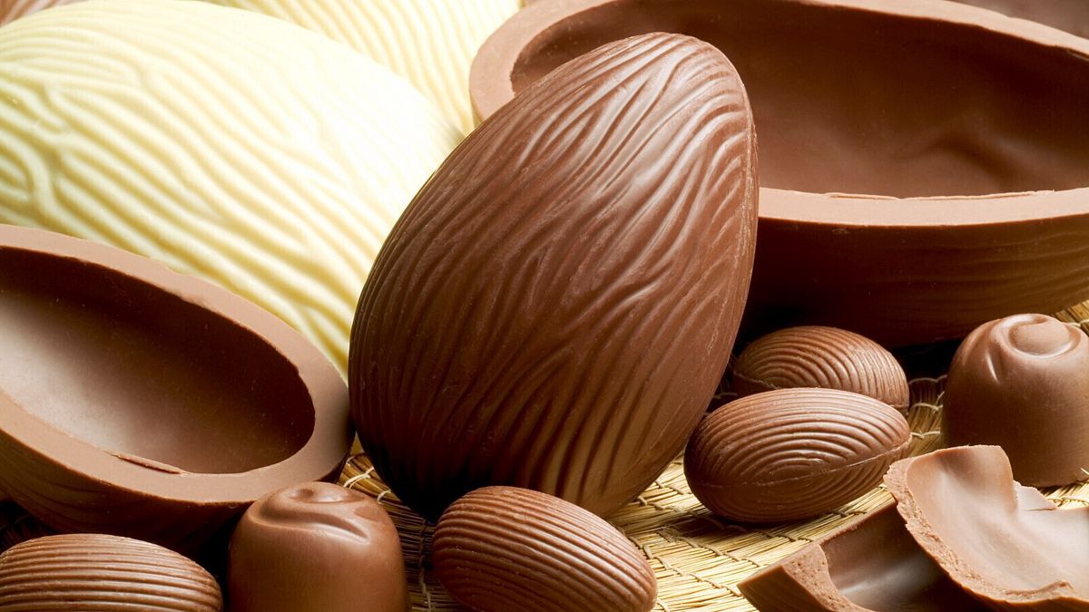 Le uova di cioccolato a Pasqua sono irrinunciabili: ci "regalano" però almeno 500 calorie per 100 grammi di cioccolato fondente. Se poi ci sono le nocciole si arriva anche a 600. © Istockphoto