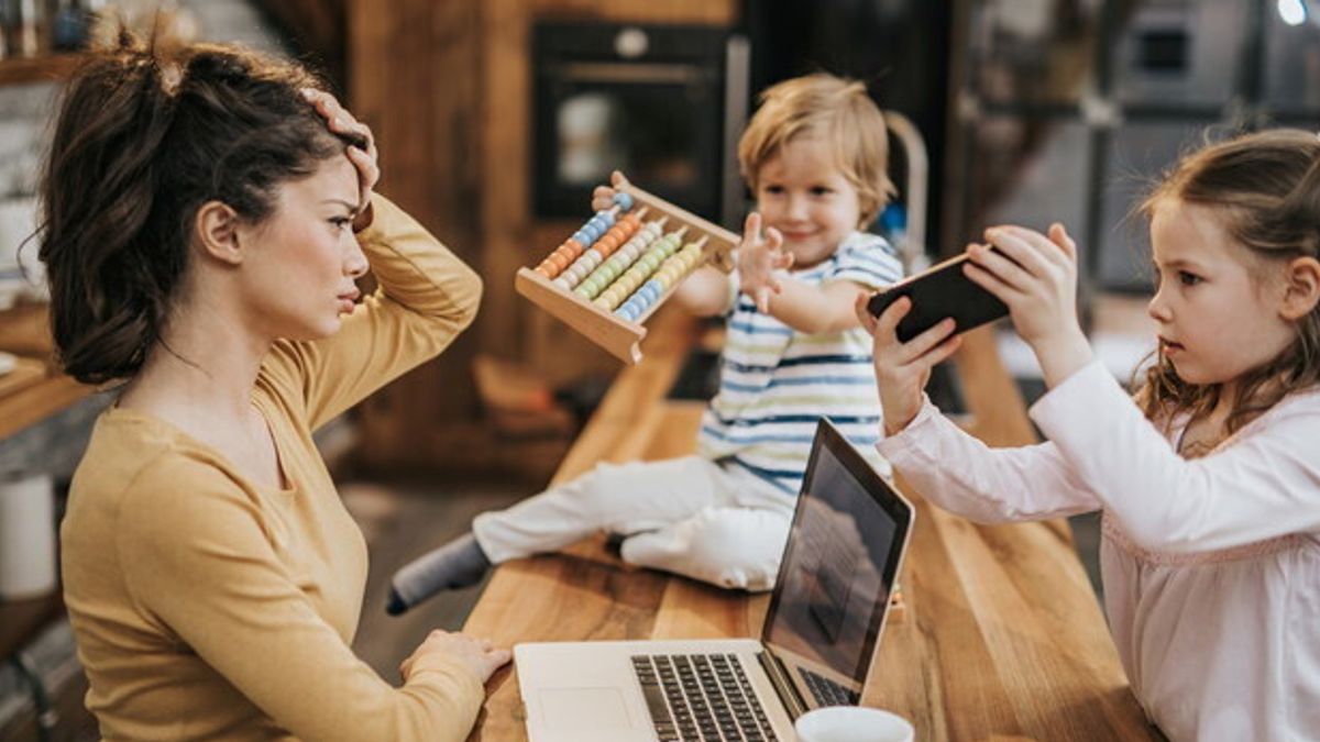 La mamma deve essere lasciata tranquilla al lavoro, per due pomodori, poi giocherà con i bambini per dieci minuti © Istockphoto