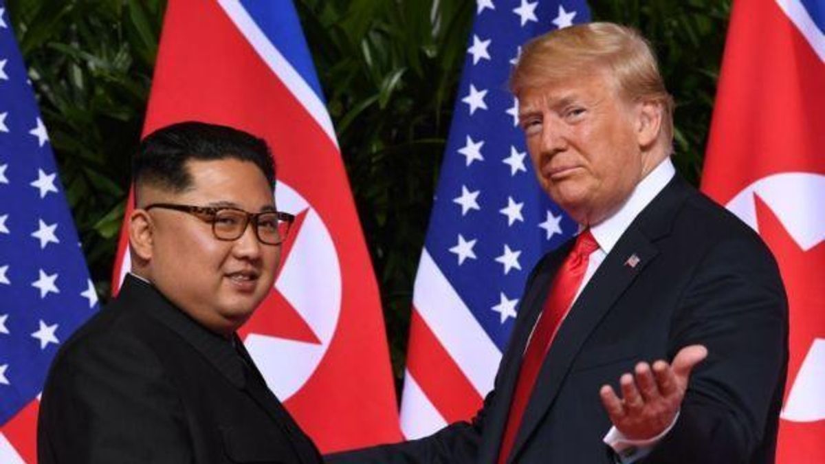 Il Presidente degli Stati Uniti Donald Trump fa un gesto mentre incontra il leader della Corea del Nord Kim Jong Un all'inizio dello storico vertice USA-Corea del Nord, presso l'Hotel Capella sull'isola di Sentosa a Singapore il 12 giugno 2018. Donald Trump e Kim Jong Un sono diventati il ​​12 giugno i primi leader statunitensi e nordcoreani che si sono incontrati, si stringono la mano e negoziano per porre fine a uno stallo nucleare decennale. © -afp