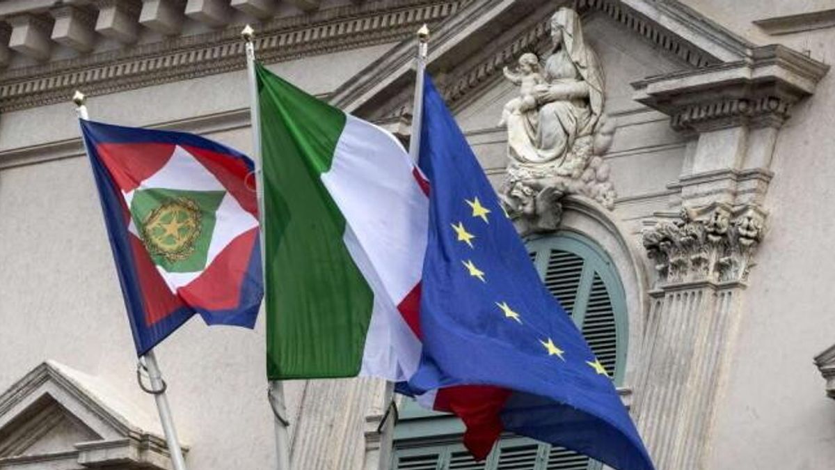 Torna a sventolare la bandiera della Presidenza della Repubblica, accanto al Tricolore e al vessillo dell'Ue © ansa