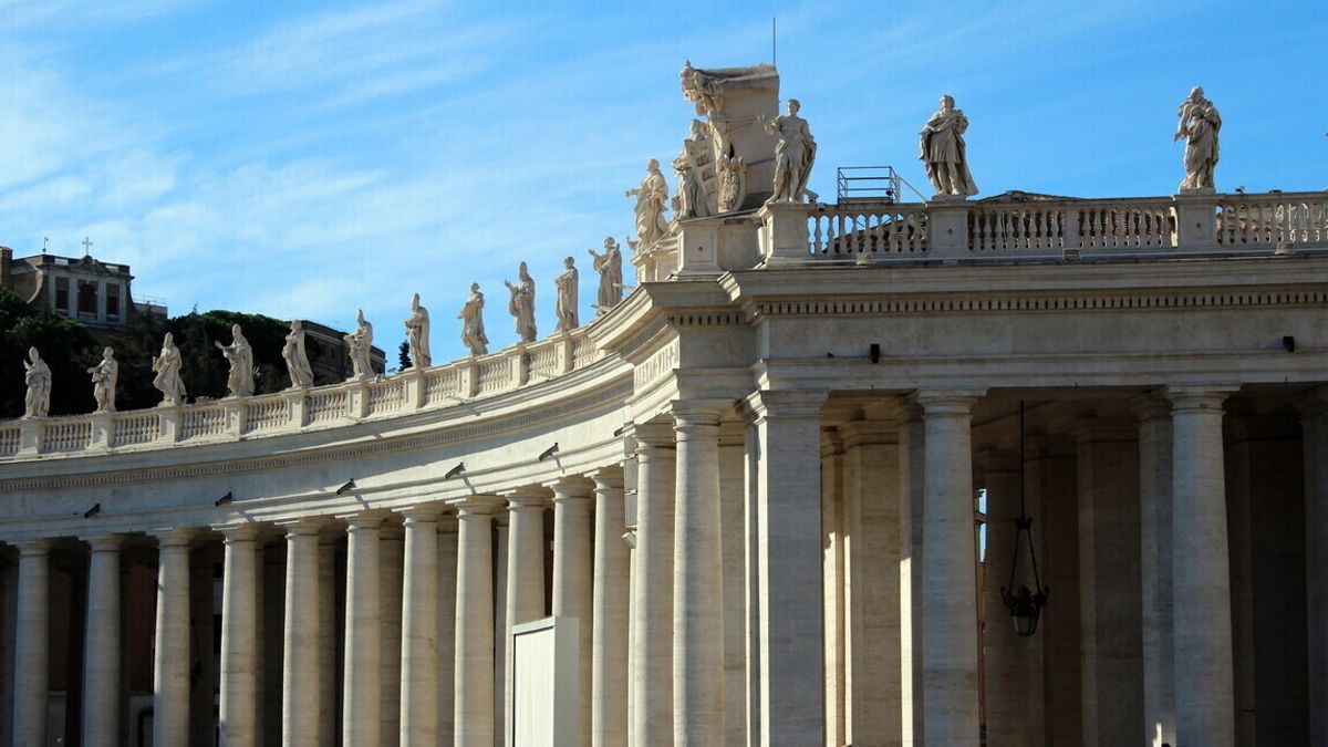  Colonnato di San Pietro, Città del Vaticano © Istockphoto