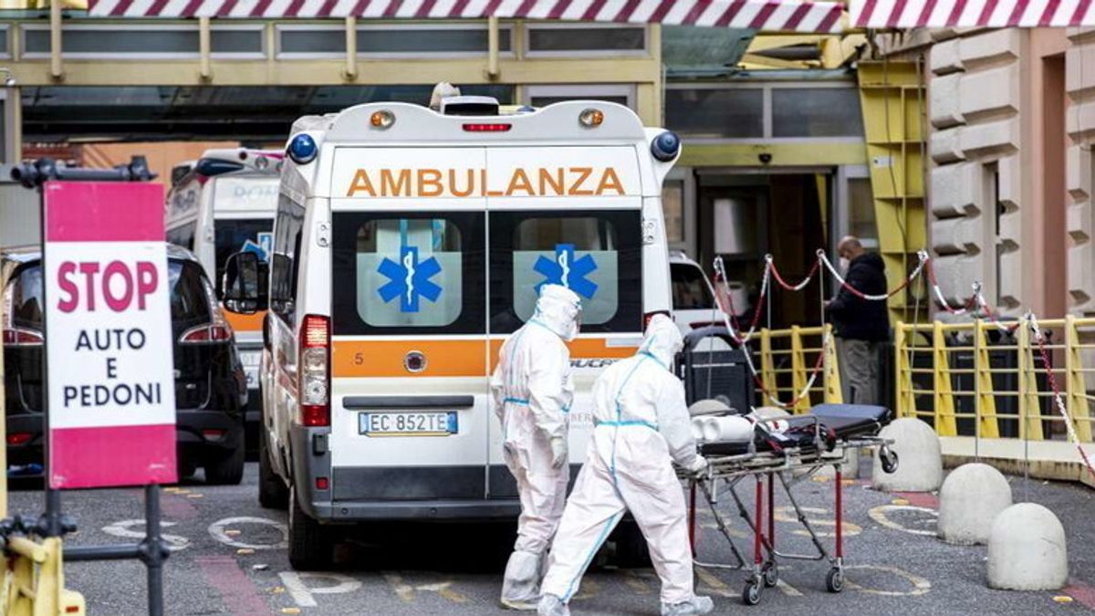  Ambulanze in attesa di fronte all'ospedale San Filippo Neri di Roma © Ansa