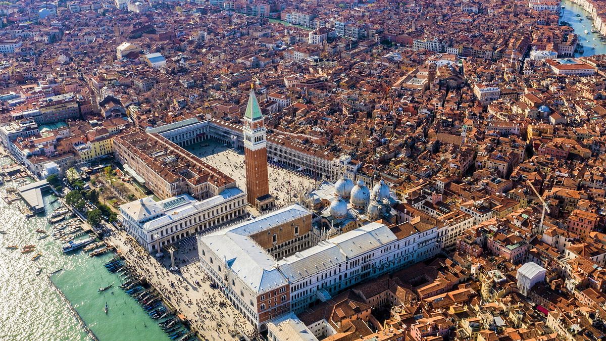  Venezia, Piazza San Marco © Istockphoto