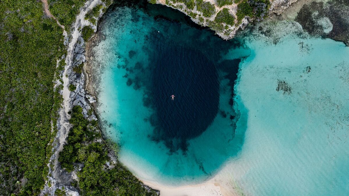  Dean’s Blue Hole, Bahamas  © Istockphoto